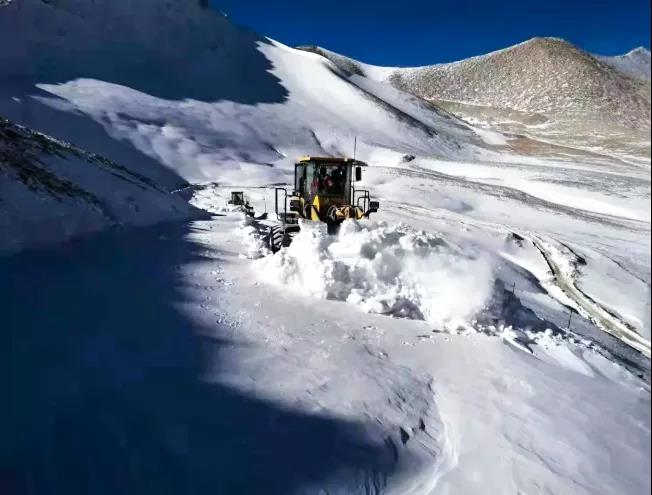 山推装载机助力西藏阿里公路积雪清理