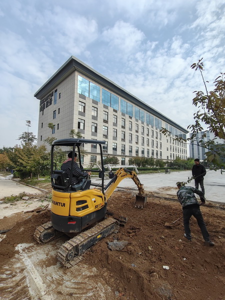 山推挖掘机助力河南山推厂区道路升级改造